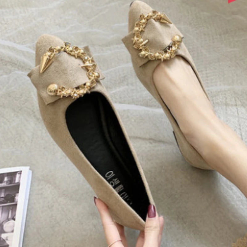 Sapato Feminino Metal Decor – Conforto e Elegância