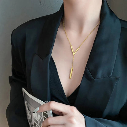Colar Feminino V-shaped – Cadeia Dourada com Design Elegante