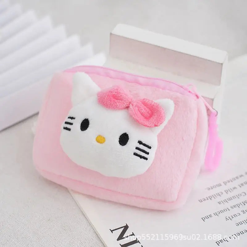Bolsa de Moedas Hello Kitty – Pelúcia Rosa com Chaveiro