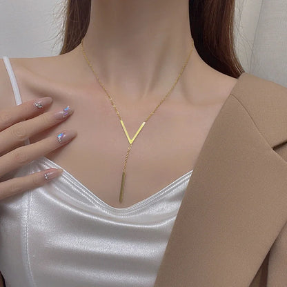 Colar Feminino V-shaped – Cadeia Dourada com Design Elegante