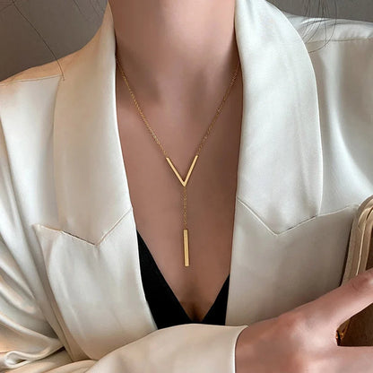 Colar Feminino V-shaped – Cadeia Dourada com Design Elegante